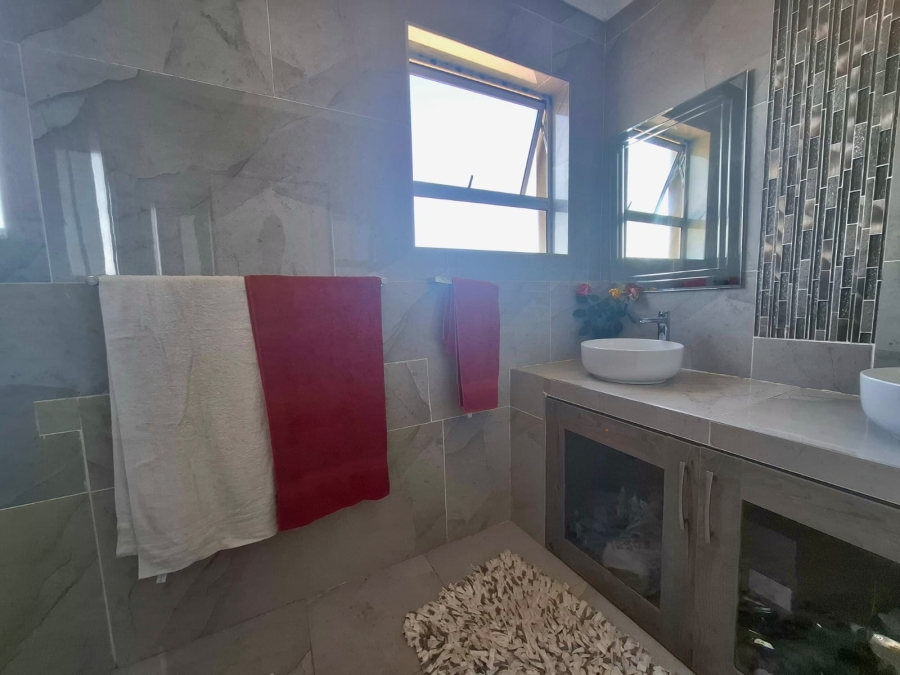 5 Bedroom Property for Sale in Nahoon Valley Park Eastern Cape